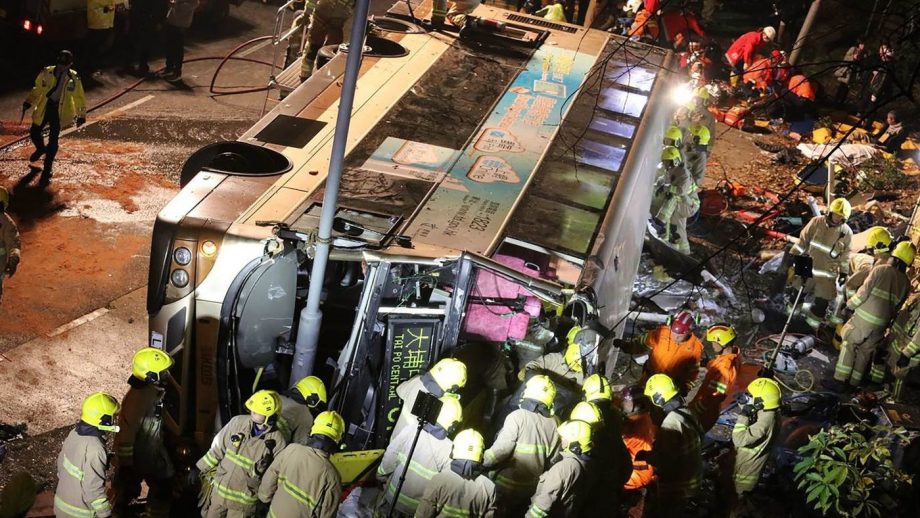 Tizenkilenc halálos áldozatot követelő buszbaleset történt Hongkongban