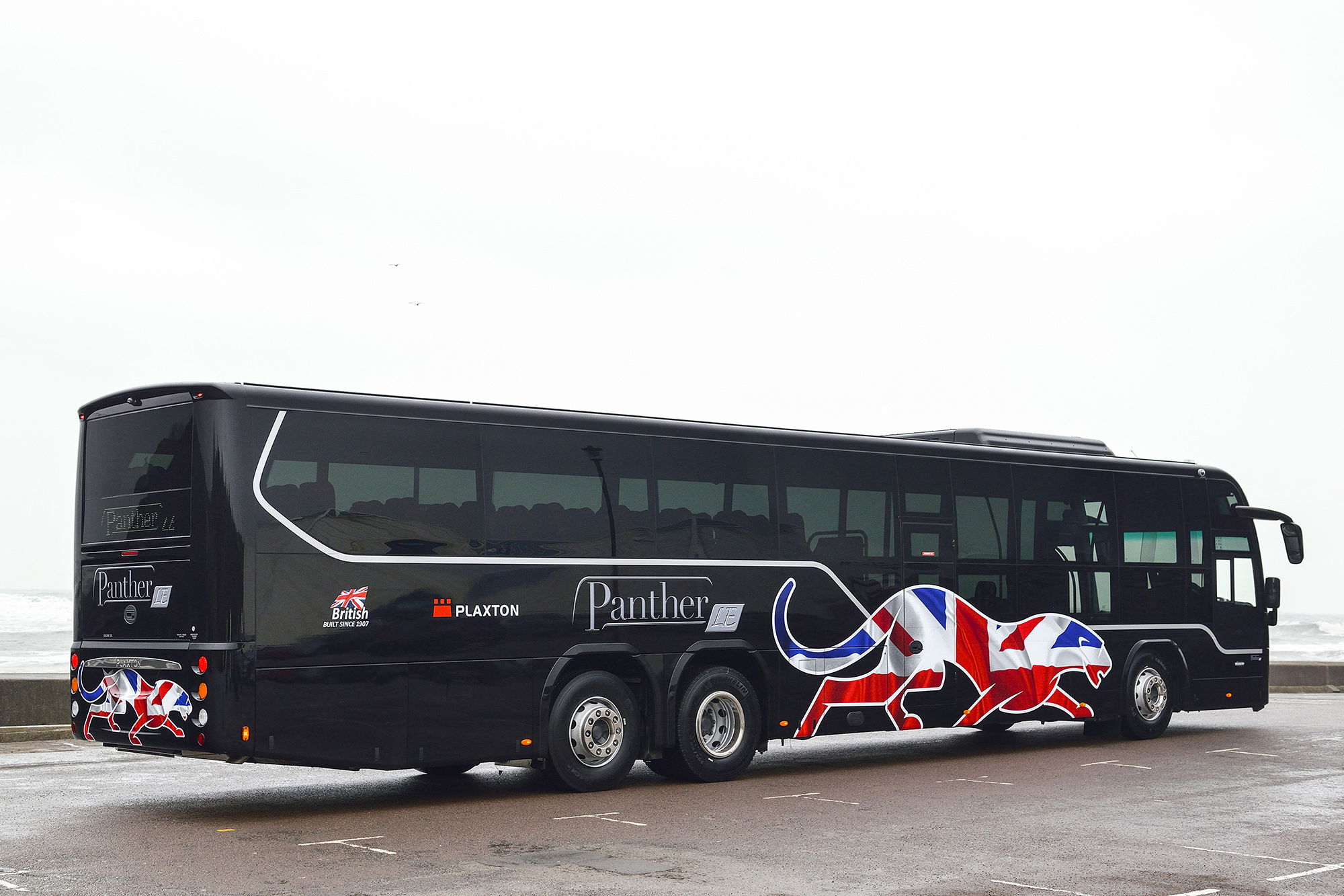 Két új modellel erősít a Plaxton 11 panther le 4 cikkbe