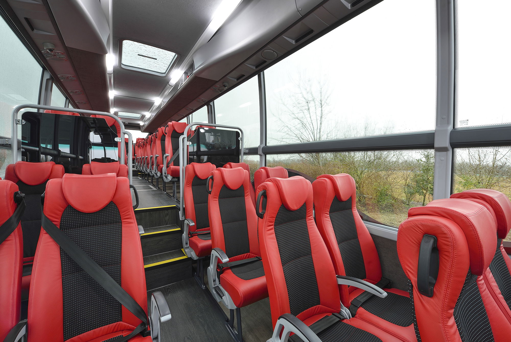 Két új modellel erősít a Plaxton 14 panther le 6 cikkbe