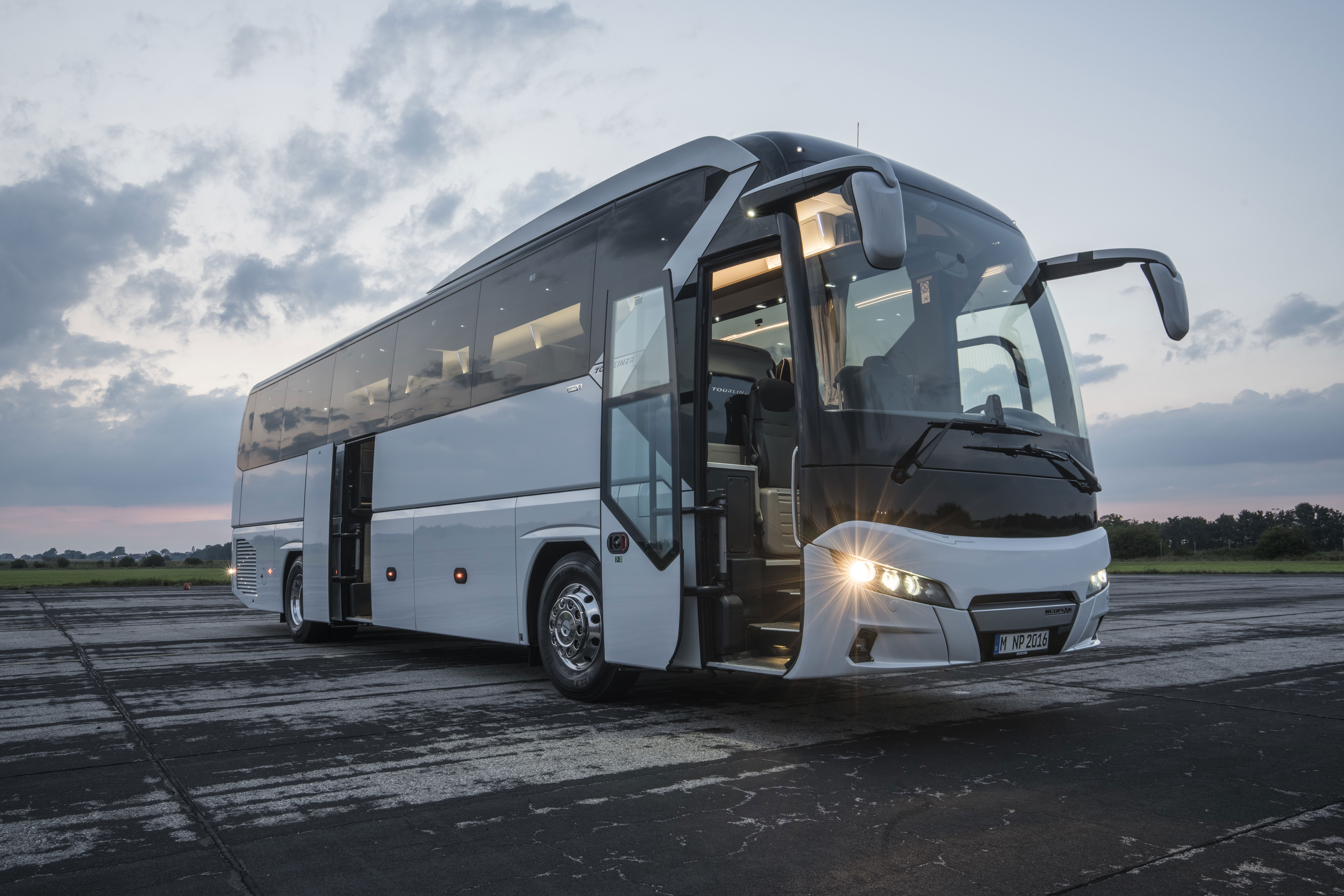 68 új autóbusz erősíti a Közlekedési Központok járműállományát 3 P Bus EOT Tourliner 2016 05 1