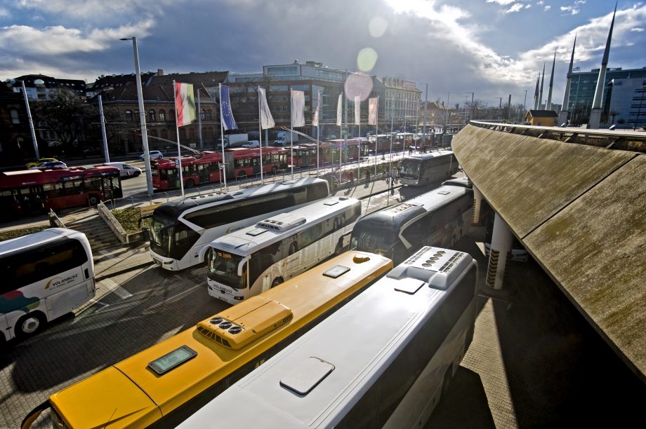 A Volánbusz Zrt., a MÁV Zrt. és a GYSEV Zrt. felett is átvette a felügyeletet a Magyar Honvédség
