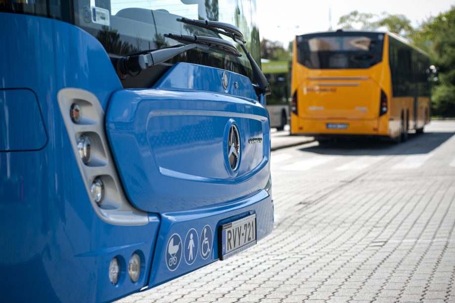 Budapesten is utazhatunk már a Volánbusz új csuklós Conectóival