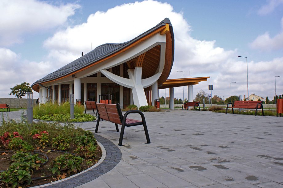 Makovecz-stílusú buszállomás várja a csengeri utazókat