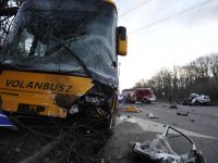 Autóbusz és személyautó karambolozott Gödöllőnél