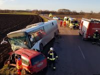 Menetrend szerint közlekedő autóbusszal ütközött egy autó Nagyrévnél