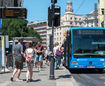 Itt az iskolaszünet, újra használhatók az első ülések a BKK járatain