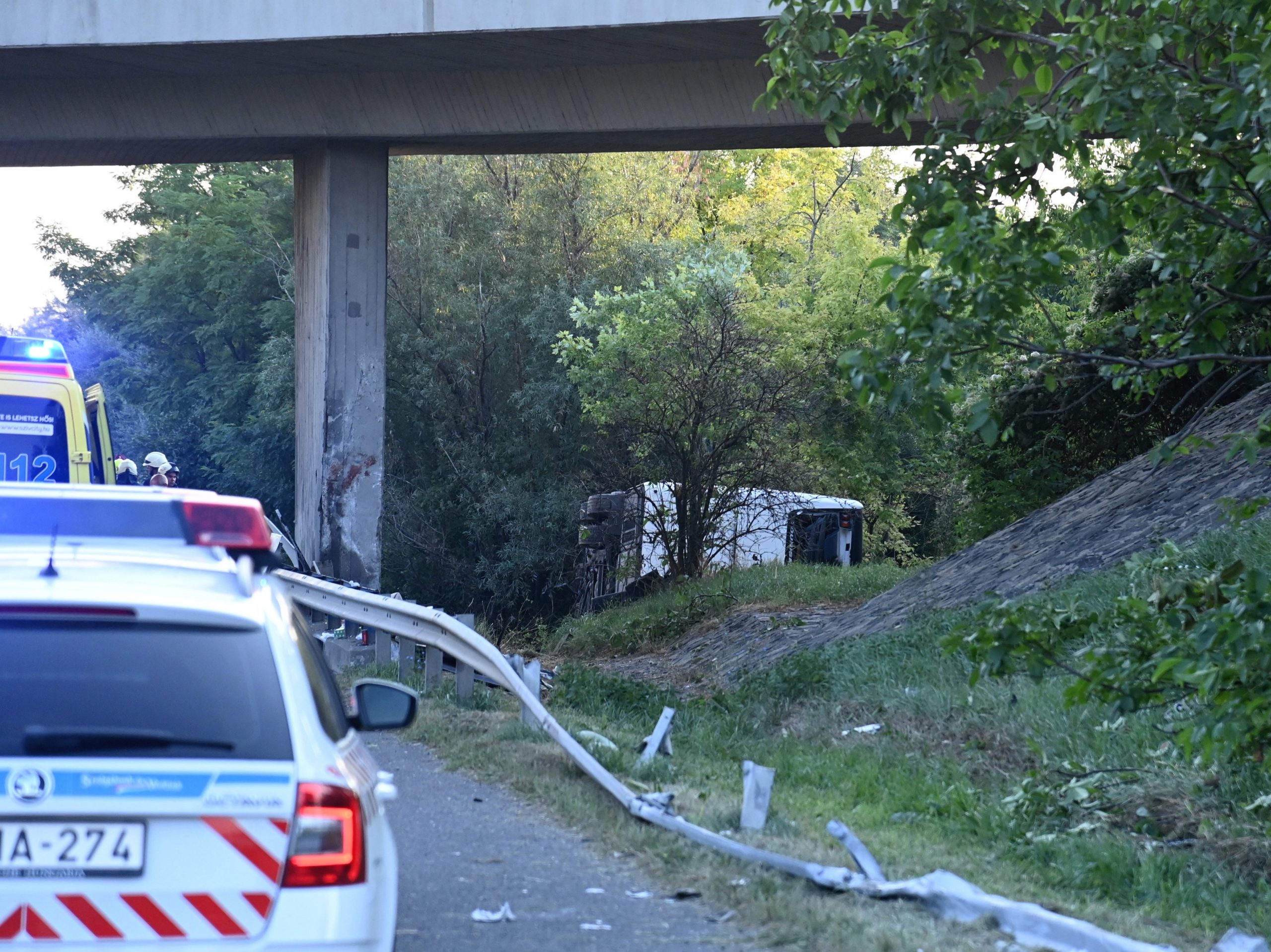 Árokba borult egy autóbusz az M7-es autópályán 5 20210815 090953 scaled