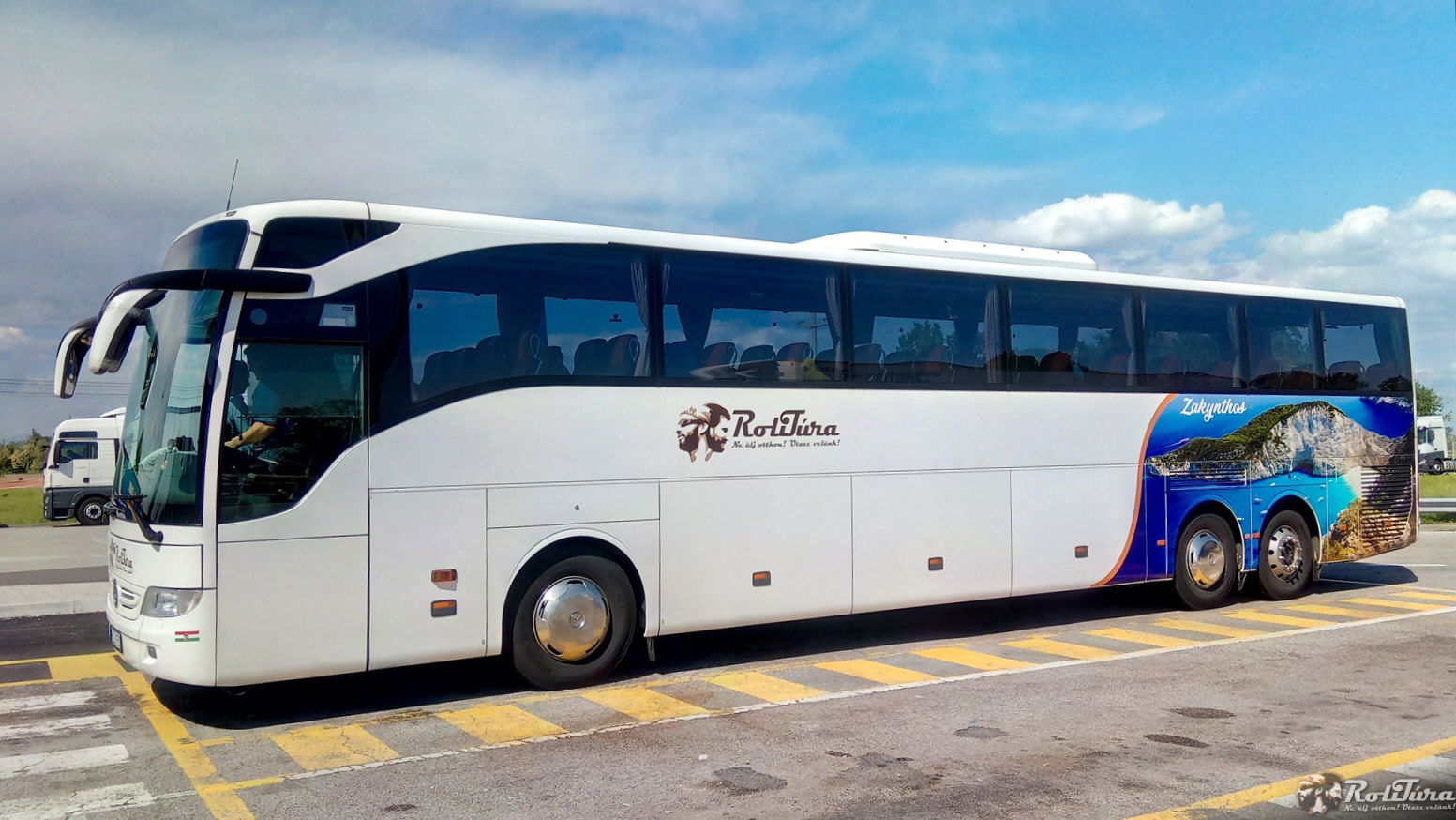 Árokba borult egy autóbusz az M7-es autópályán 2 20210815 113539