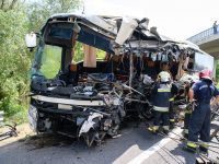 Kiemelték az árokból a hajnalban balesetet szenvedett autóbuszt