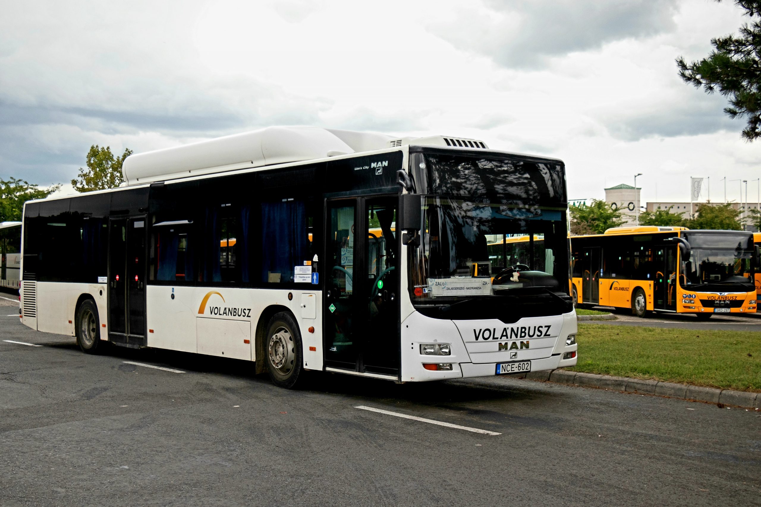 Bírálati szakaszba léptek a Volánbusz CNG-s tenderei, az eredményre viszont még várni kell