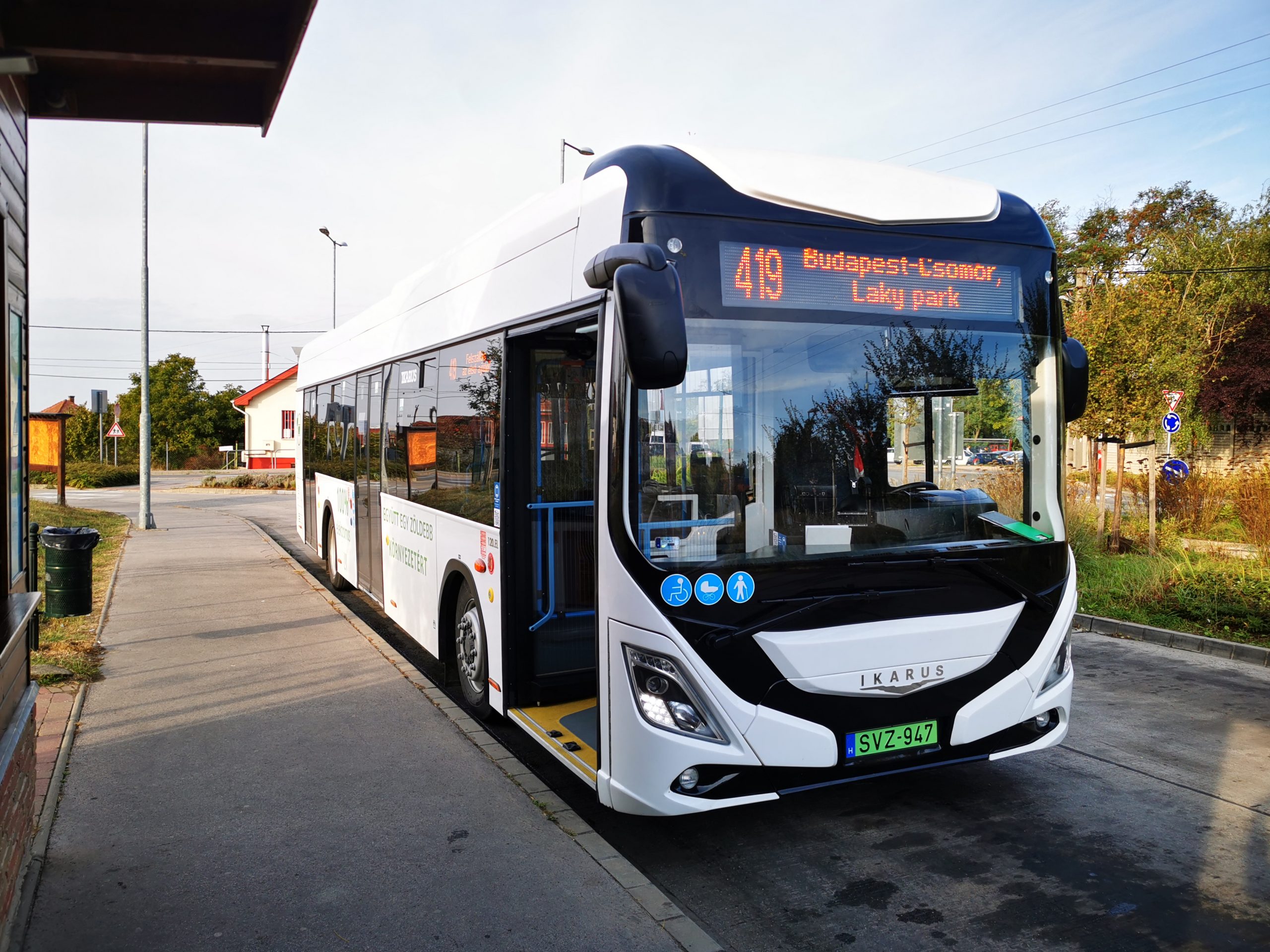 Ikarus villanybuszt tesztelnek a Weekendbus járatain