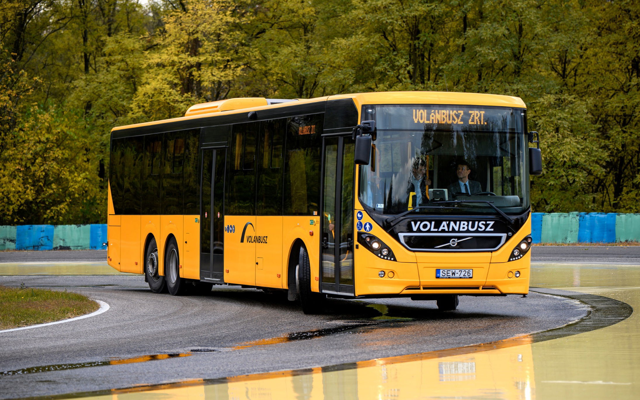 Érkeznek a Volánbusz vadonatúj háromtengelyes Volvói