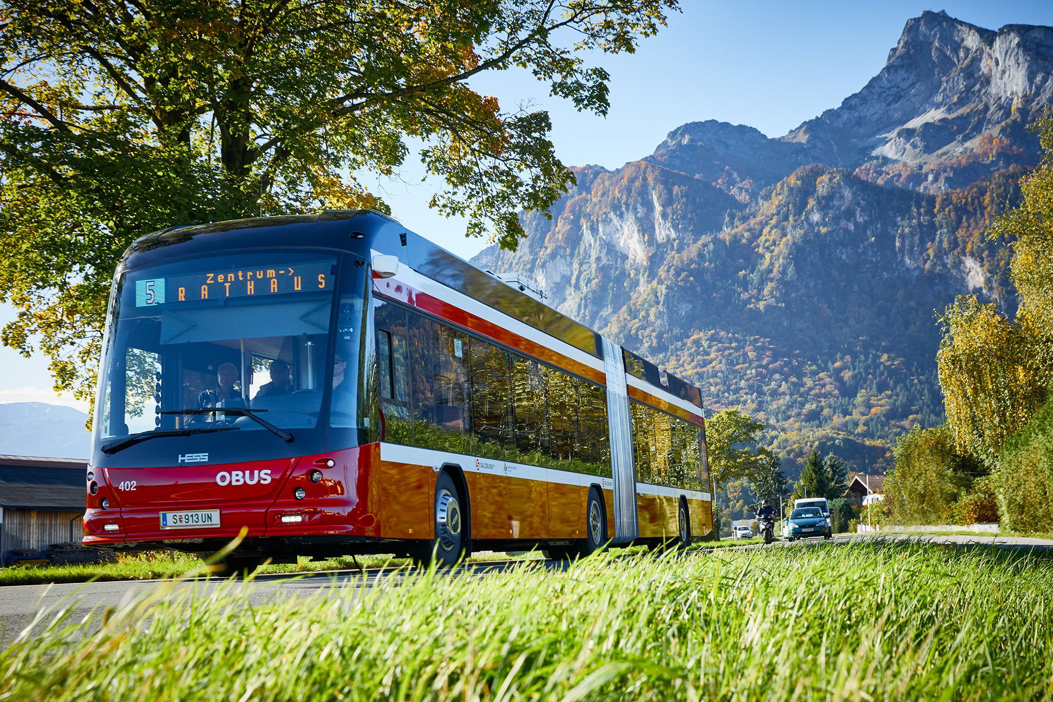 Újabb csuklós trolibuszokat szállít Salzburgba a Hess