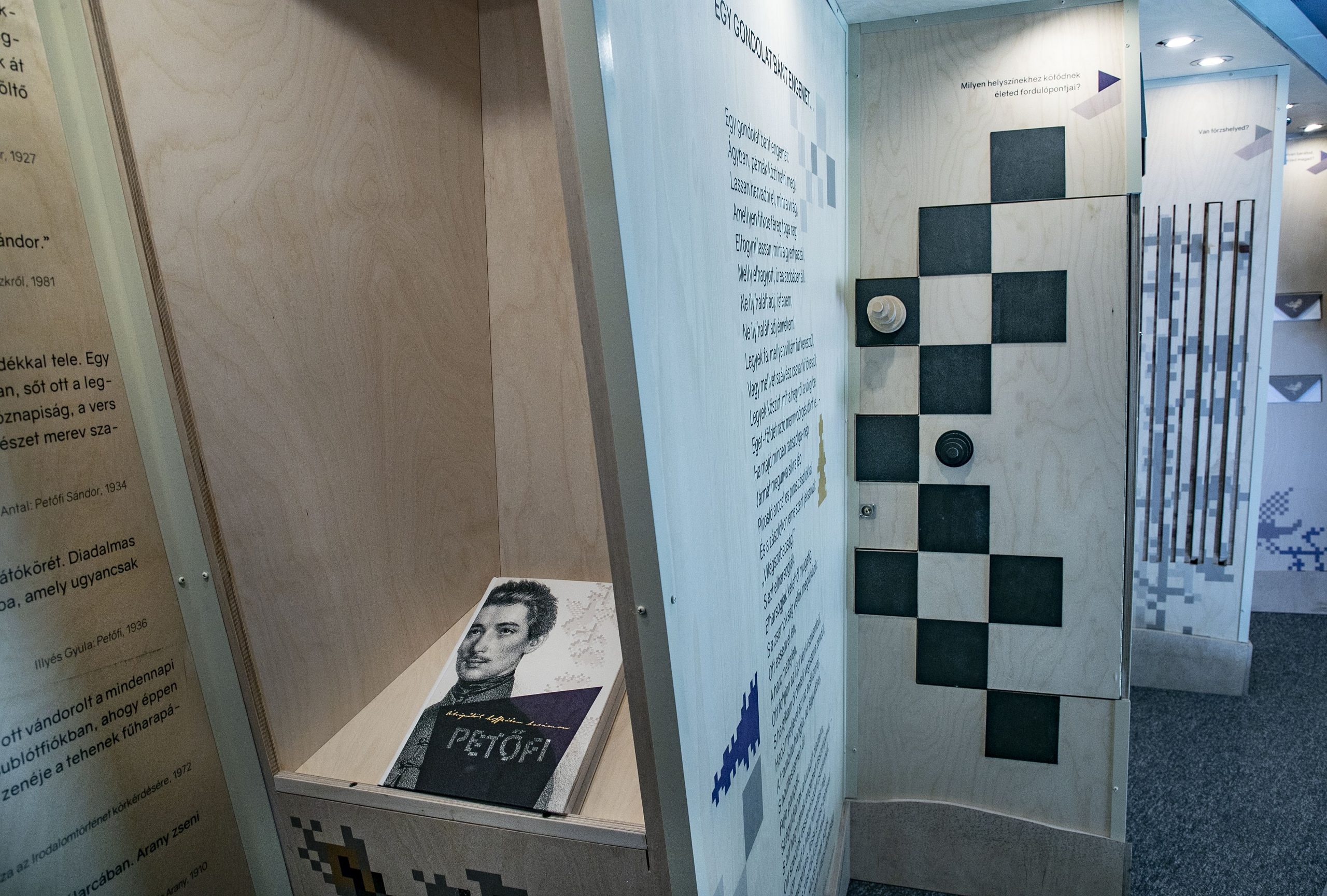 Buszos vándorkiállítás indul Petőfi Sándor születésének 200. évfordulójára 5 Kiallitas 2 scaled