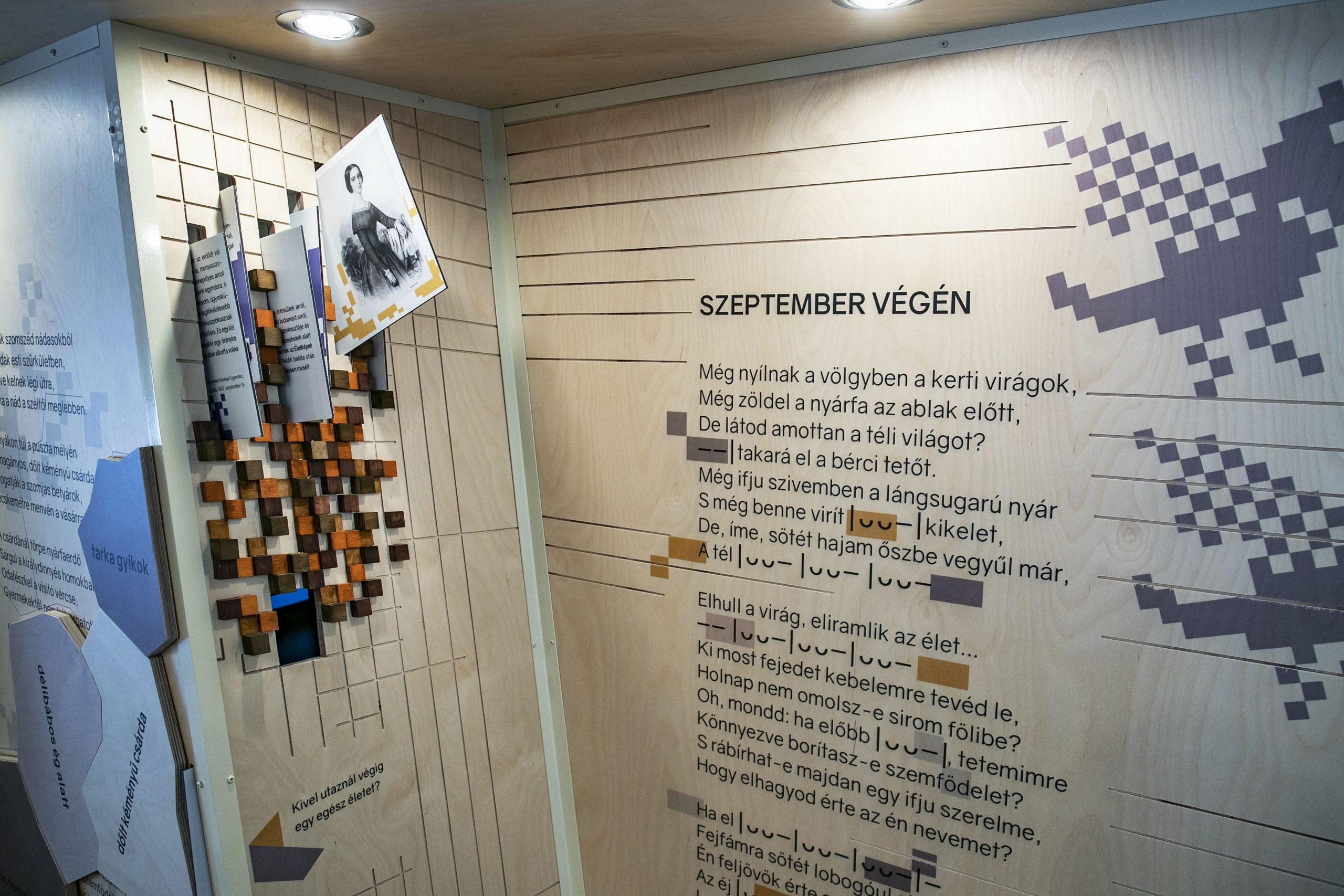 Buszos vándorkiállítás indul Petőfi Sándor születésének 200. évfordulójára 6 Kiallitas 4 scaled