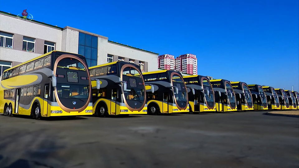 Ezek itt Phenjan vadonatúj városi emeletes buszai