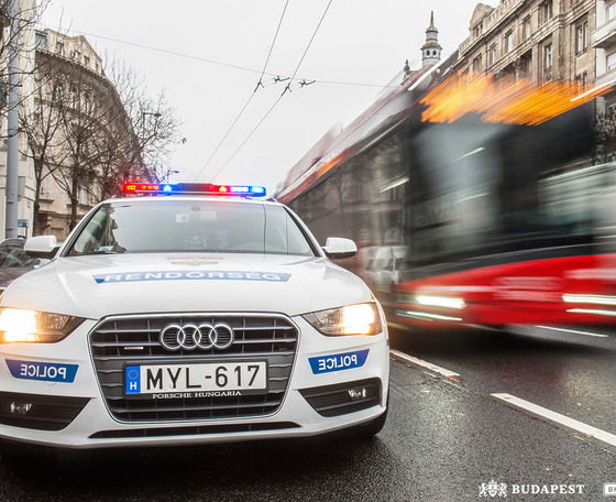 Trolibuszvonalat ellenőriztek a rendőrök Budapesten, egy személyt letartóztattak