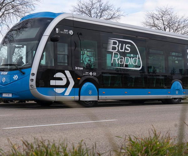 Bemutatták Madrid új BRT-vonalának első Irizar ie tram villanybuszát
