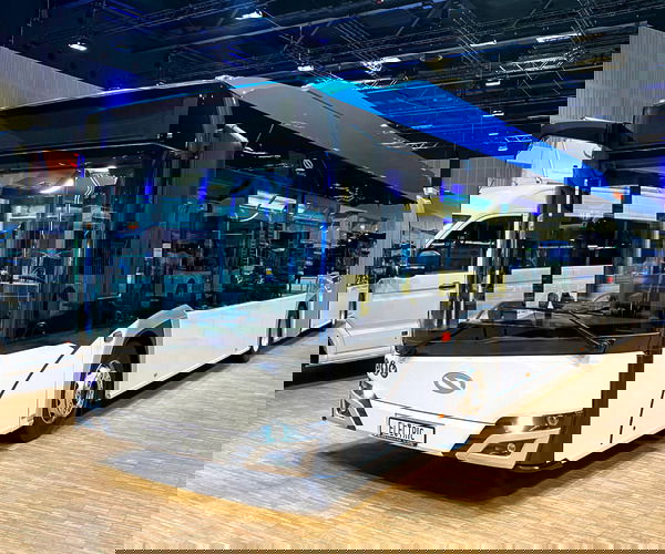 Nagyteljesítményű csuklós villanybusszal bővítette kínálatát a Solaris