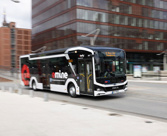 Mercedes-Benz és MAN villanybuszokat szerez be a hamburgi VHH