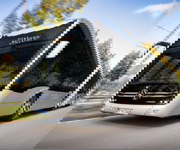 Hetven csuklós eCitarót szállíthat a Daimler Truck Brüsszelbe