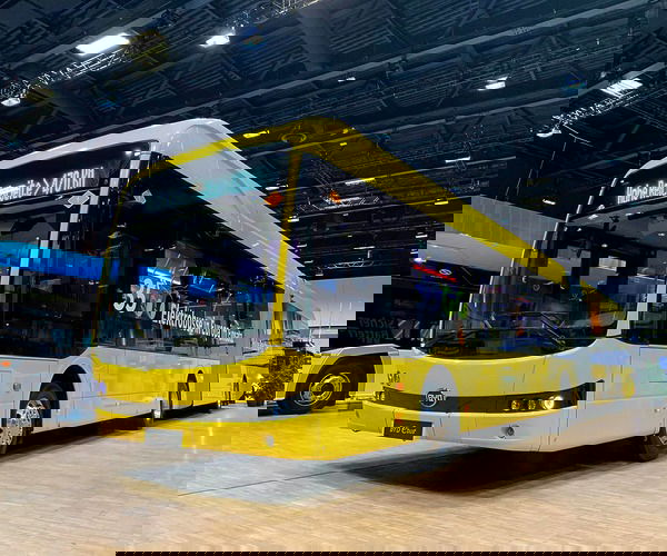 Szép csendben egy közel 19 méteres csuklóst csempészett európai kínálatába a BYD