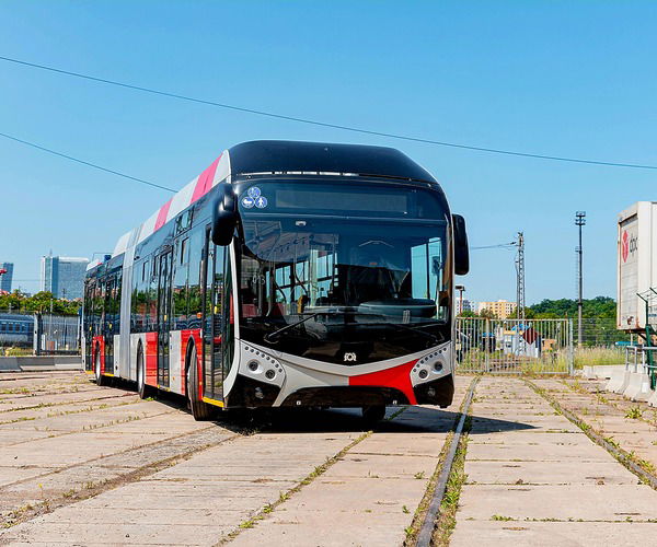 Megérkezett Prágába a cseh főváros első SOR TNS 18 csuklós trolibusza