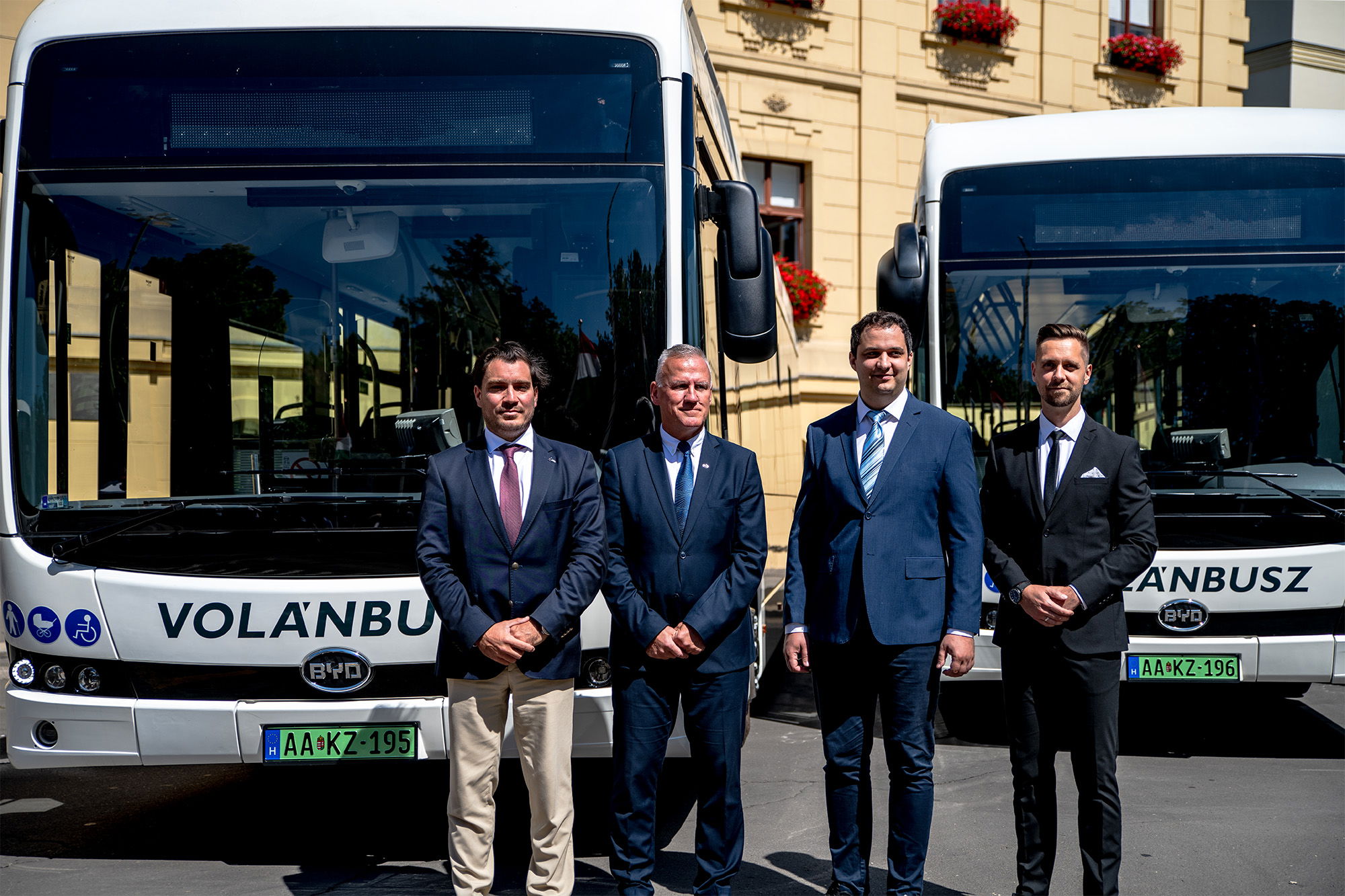 A szegedi kocsik átadásával teljessé vált a Volánbusz elektromos BYD-flottája 5 BYD atado Volanbusz 20230629 Szeged csoportkep