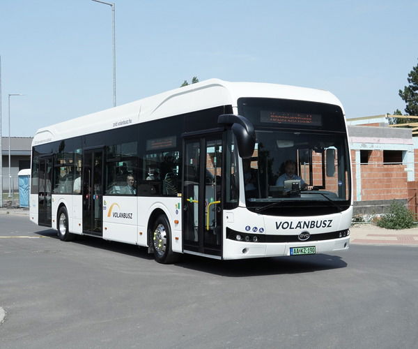 Szolnokra és Egerbe is megérkeztek a Volánbusz villanyhajtású BYD buszai