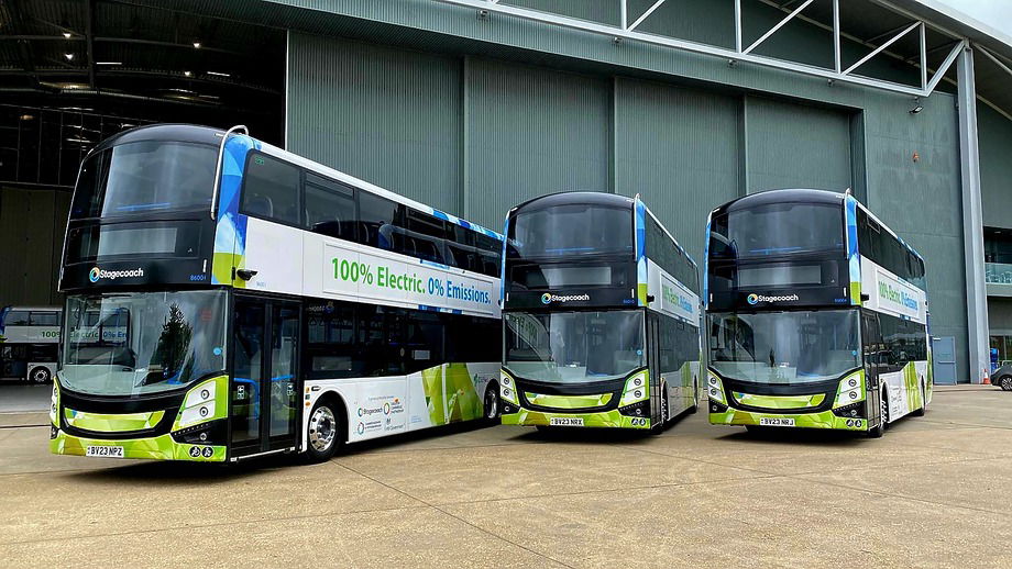 Harminc Volvo alvázas emeletes MCV villanybusz áll forgalomba Cambridge környékén