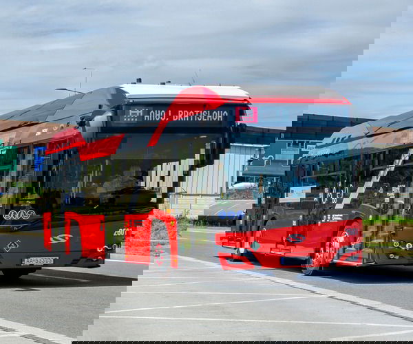 Augusztus 1-én forgalomba állnak a pozsonyi Solaris hidrogénbuszok