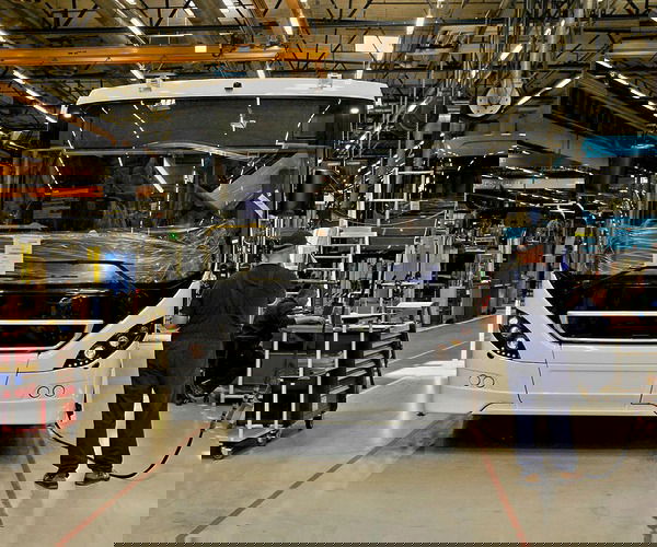 Buszok helyett hőszivattyúk készülnek a Volvo Buses bezárásra ítélt európai üzemében