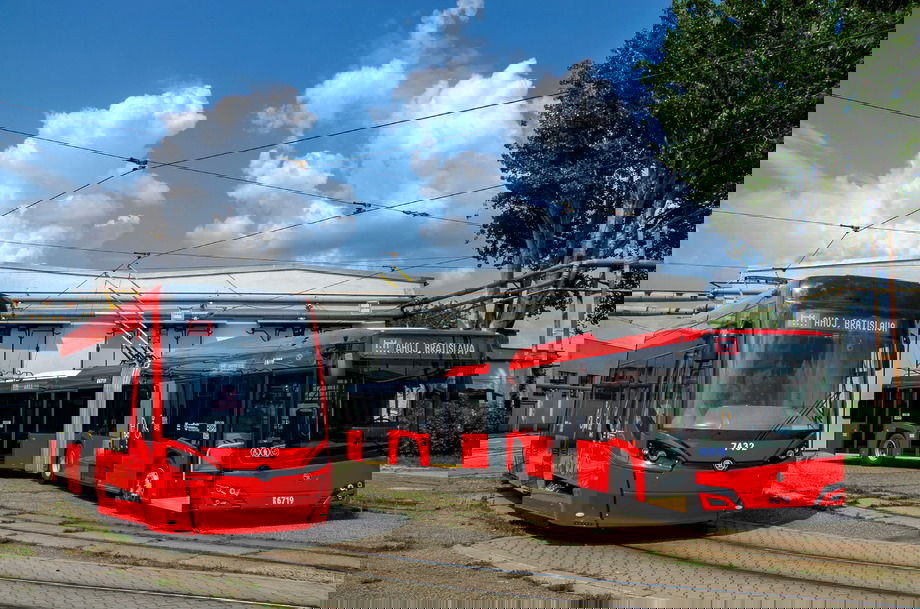 Pozsonyban bemutatták a DPB flottájának két legújabb tagját 1 365643149 677933261038349 8588652068978100650 n