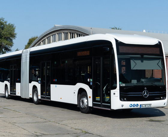 NMC 3-as akkupakkal szerelt csuklós eCitarót tesztel Budapesten az Arrivabus