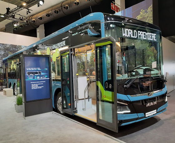 Újdonságként egy 3 tengelyes Lion’s Intercity-t és egy LE villanybuszt mutatott be az MAN Brüsszelben