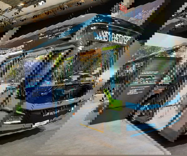 Újdonságként egy 3 tengelyes Lion’s Intercity-t és egy LE villanybuszt mutatott be az MAN Brüsszelben