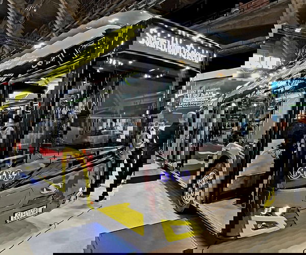 Akár 600 kilométer hatótávolságra is képes csuklós villanybuszt mutatott be a Solaris Brüsszelben