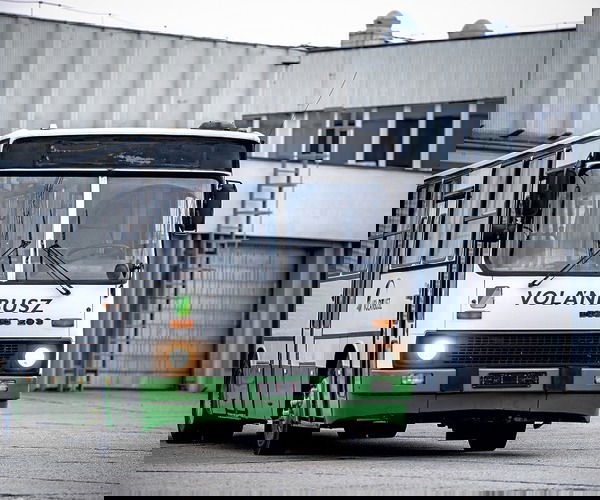 Jótékony célt támogat az egyik Ikarus 263-asának elárverezésével a Volánbusz