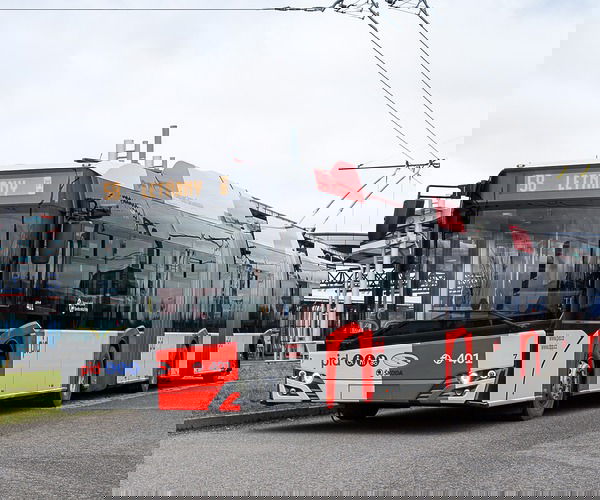 Már utasokkal próbáznak Prága duplacsuklós Solaris Trollinói