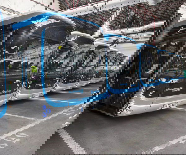 Visszatér Párizs utcáira a tűzesetek miatt kényszerszünetre küldött Bolloré Bluebus-flotta