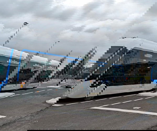 Már tesztelik Párizs úttestbe integrált töltős BRT-rendszerét