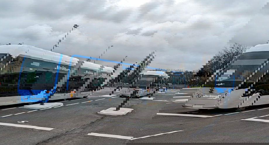 Már tesztelik Párizs úttestbe integrált töltős BRT-rendszerét 1 432089843 793624709466064 7900015661325434973 n 1