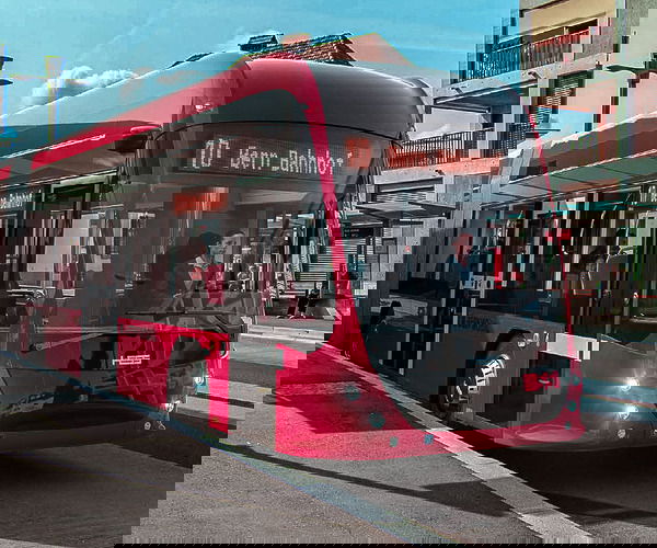 Újabb 13 duplacsuklós Hess trolibuszt állít forgalomba Svájc fővárosa