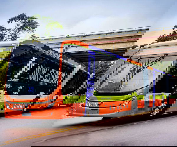 Huszonnyolc méteres duplacsuklós elektromos BRT-buszt mutatott be a Volvo Buses