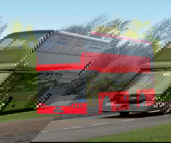 Egy évtized után ismét saját fejlesztésű emeletes villanybusszal tér vissza a brit piacra a BYD
