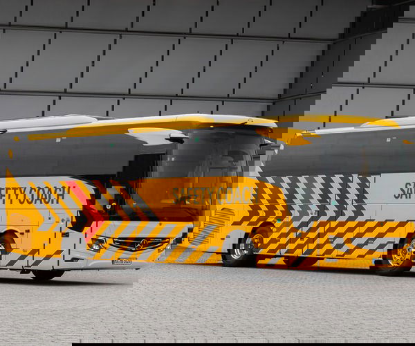 Első a biztonság: bemutatkozott a Daimler Buses hatodik generációs Safety Coach-a