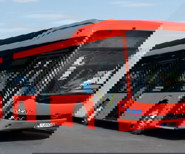 Pakson próbázik a komáromi BYD üzem csuklós B18-asa