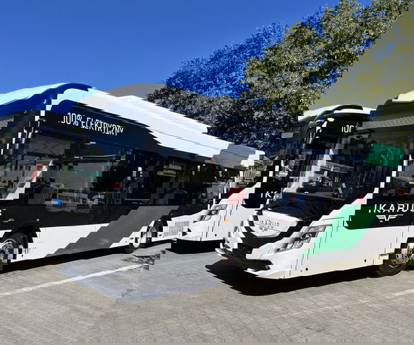 Megkezdte Szczecinek új elektromos autóbuszainak leszállítását az Ikarus