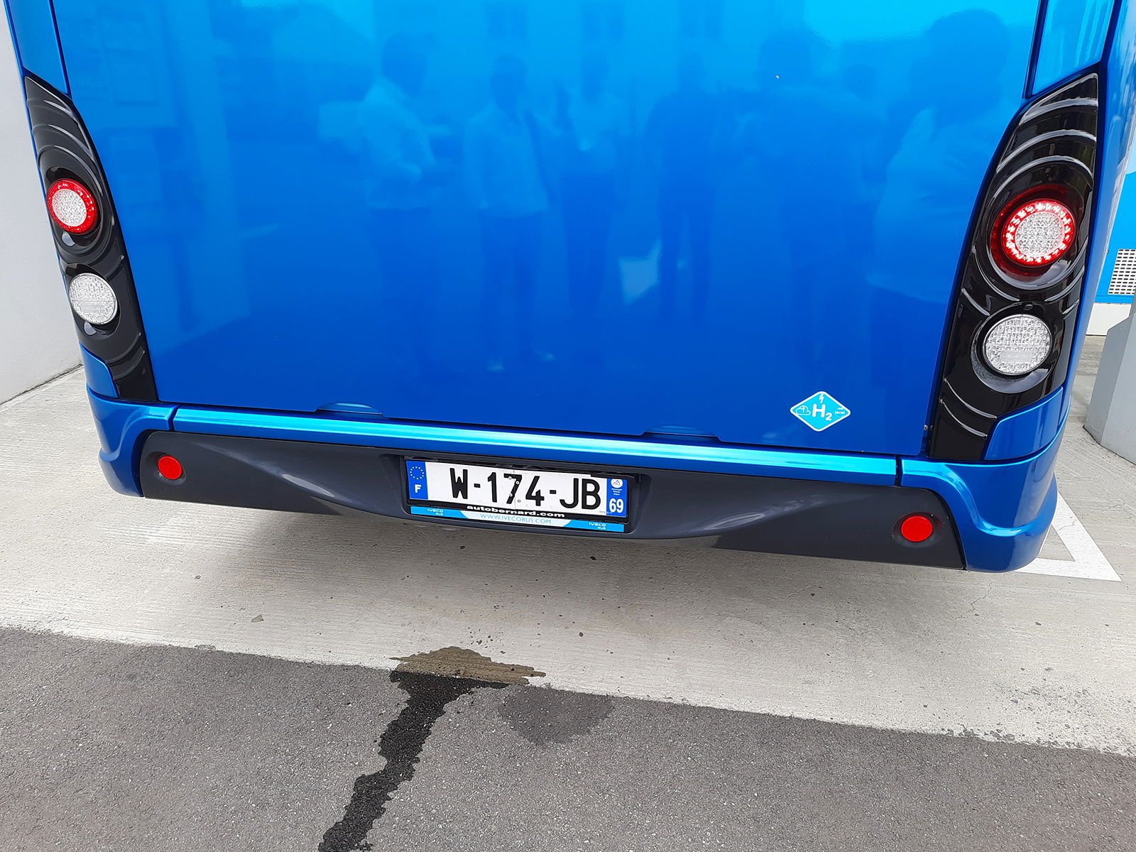 A kipufogóból csöpögő víz egy hidrogén üzemanyagcellás busztípusnál teljesen üzemszerű