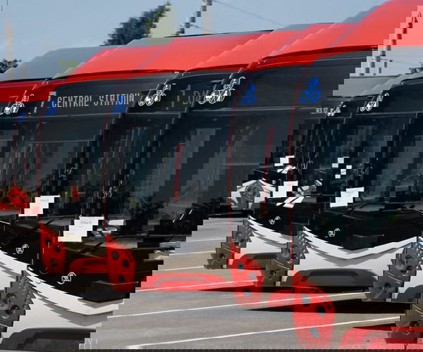 Megkezdődött az új Škoda 32 Tr trolibuszok próbája Vilniusban